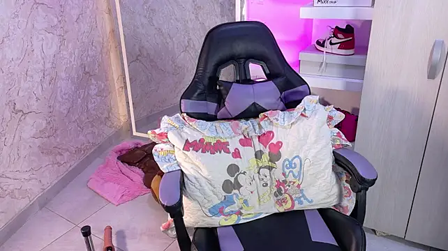 Rolyloren1 stripchat live cam model