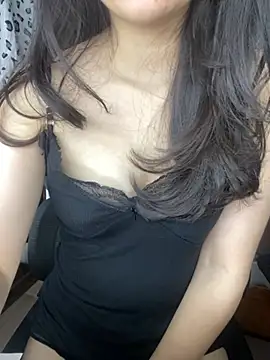 Linhlinh2k stripchat live cam model