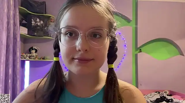 RoseLyyn stripchat live cam model