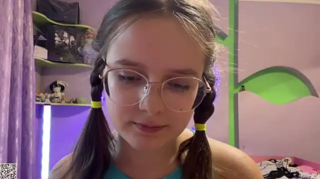 RoseLyyn stripchat live cam model