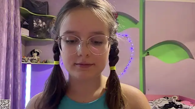 RoseLyyn stripchat live cam model