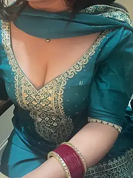 Simiii- stripchat live cam model