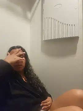 cinnaminnie stripchat live cam model