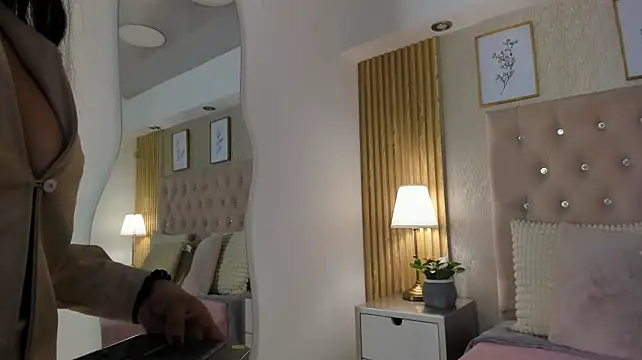 KamyGlam stripchat live cam model