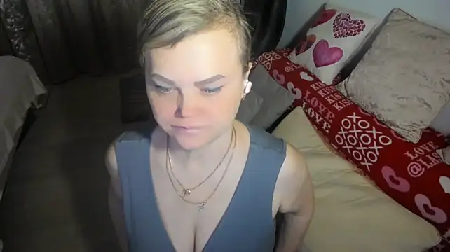 MildMature stripchat live cam model