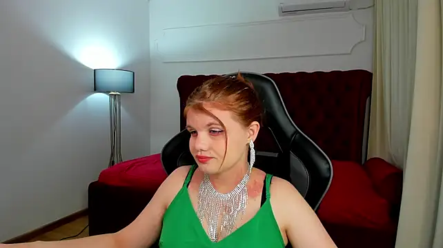 ChloeHalses stripchat live cam model