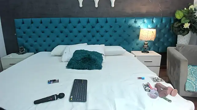 LunnaMoretti stripchat live cam model