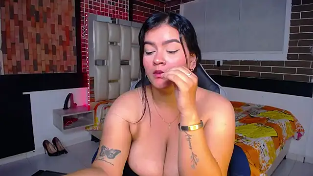 kriss_sweetboobs10 stripchat live cam model