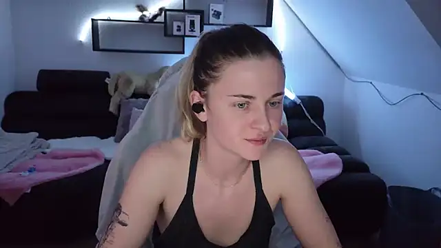 Melly4You stripchat live cam model