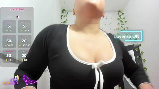 ReyleDoll stripchat live cam model