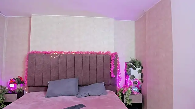 Emily_Roussee stripchat live cam model