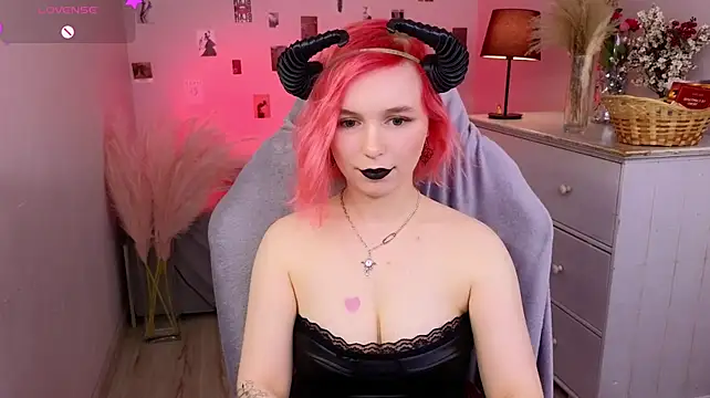NaomiYoru stripchat live cam model