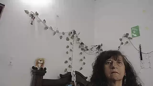 DominaLeona stripchat live cam model
