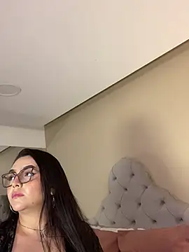 AlmaraRouge stripchat live cam model