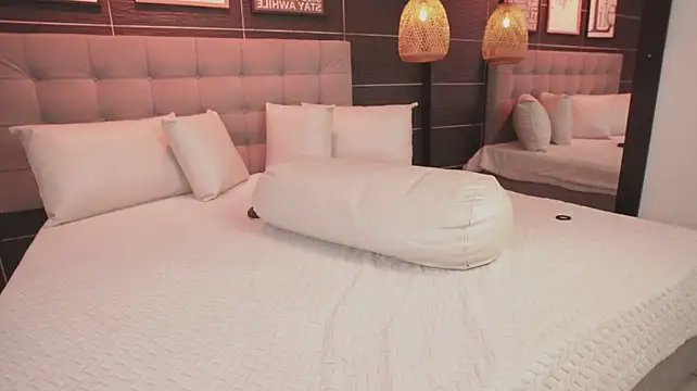 BellaLatinaTS stripchat live cam model