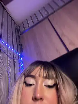 miissVelvett stripchat live cam model