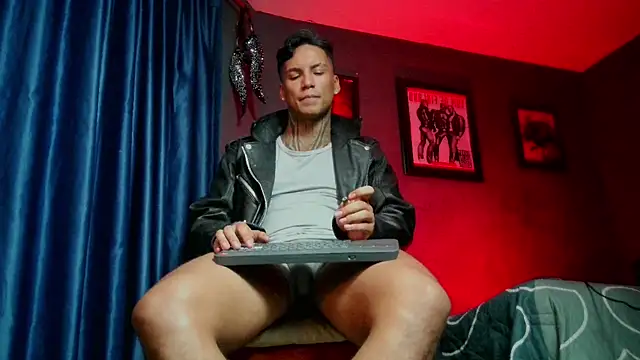 Leonnardo_Jaramillo stripchat live cam model