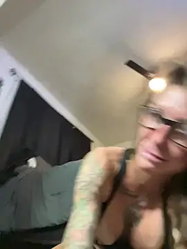 DeeDee-69 stripchat live cam model