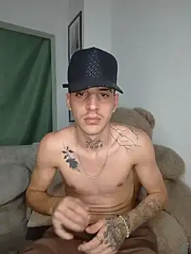 MaxHornyLatin stripchat live cam model