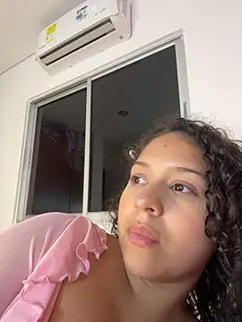 Shara_dreams stripchat live cam model