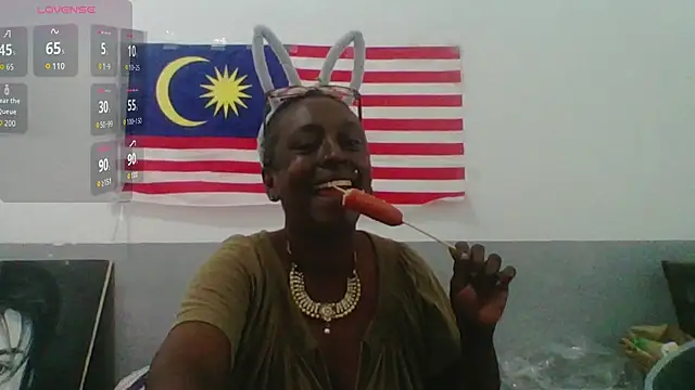 mamakarma1403 stripchat live cam model