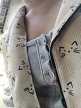 Julyhenrry stripchat live cam model