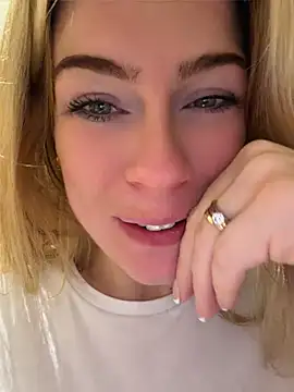 oliviafranciis stripchat live cam model