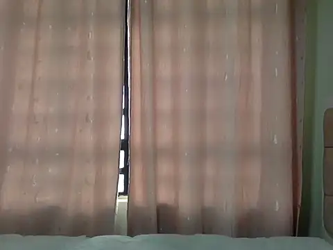 itsreina stripchat live cam model