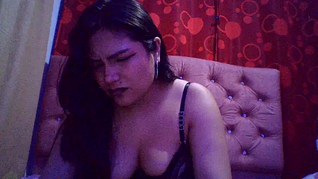 Thania- stripchat live cam model