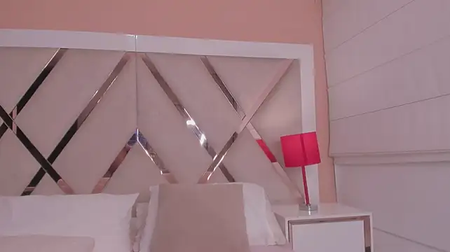 Isabella-Glow stripchat live cam model