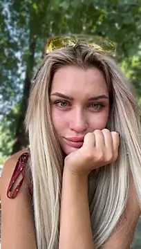 KikiWatson stripchat live cam model