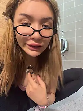 FlashTitsRoyal stripchat live cam model