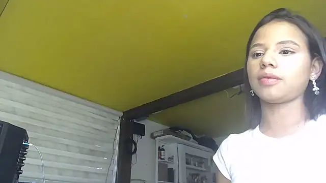 Mielarae22 stripchat live cam model
