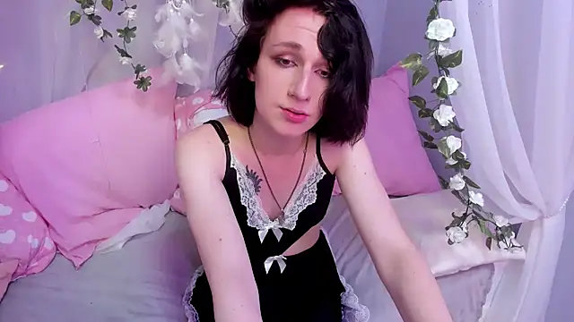MickeQuinee stripchat live cam model