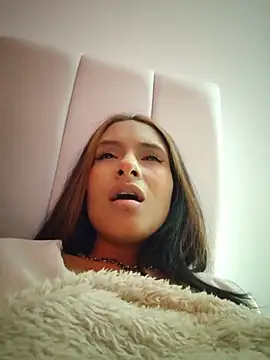 TharaMills stripchat live cam model