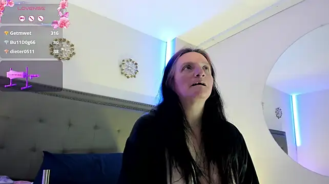 CloeMature stripchat live cam model