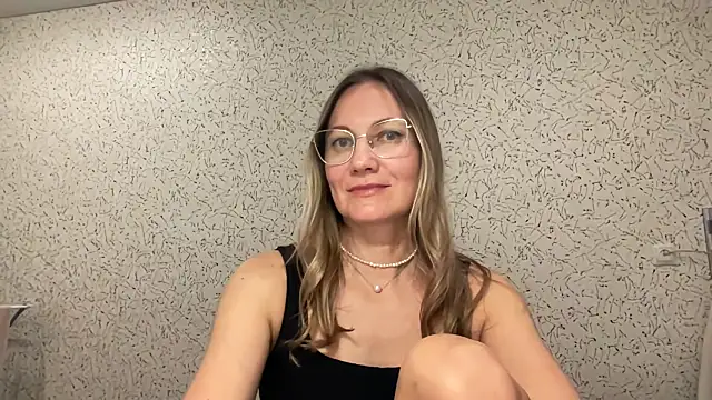 Feyoraa stripchat live cam model