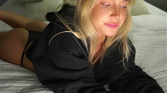 onlyyourami stripchat live cam model