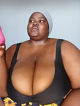 ChubbyLucia stripchat live cam model