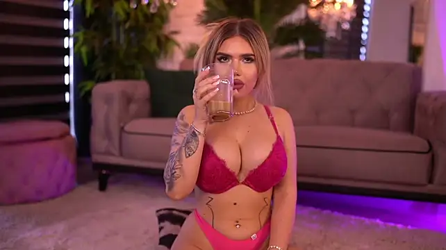 MaevaRey stripchat live cam model