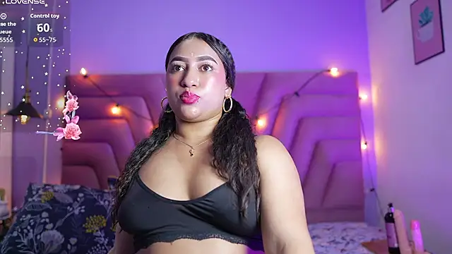 softlatinaa stripchat live cam model