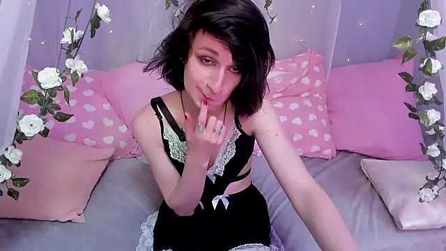MickeQuinee stripchat live cam model