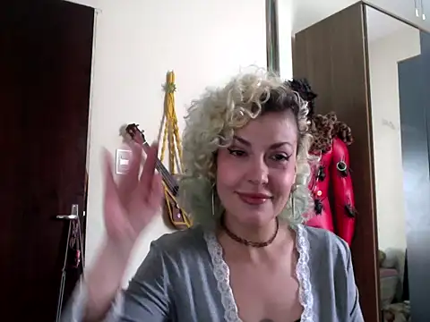 MariLouM stripchat live cam model