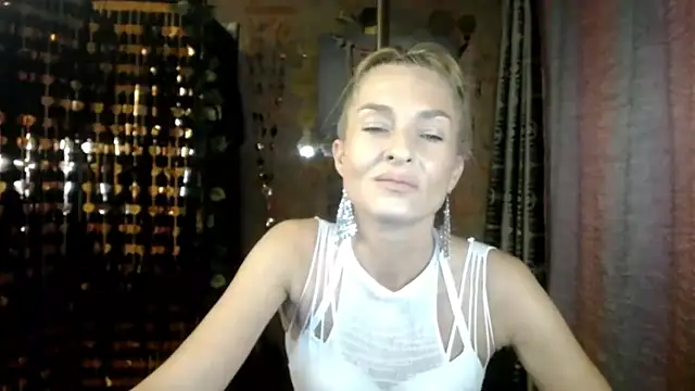 Soniakiss stripchat live cam model