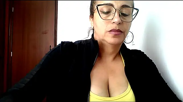 RossanaLionheart stripchat live cam model