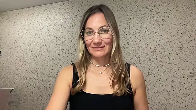 Feyoraa stripchat live cam model