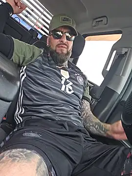 Beardedtattood stripchat live cam model