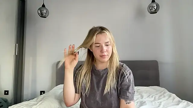 alyrasun stripchat live cam model