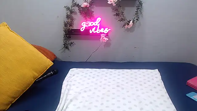 QueenZhara stripchat live cam model