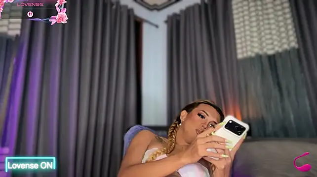 Islamorena143 stripchat live cam model